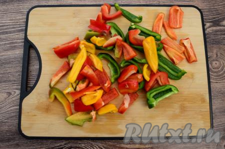 У болгарских перцев удалить плодоножки, внутренние перегородки и семечки, промыть водой. Нарезать перцы крупно.