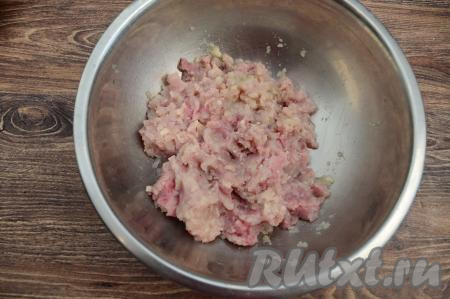 В миску пропустить через мясорубку мясо, лук и чеснок, перемешать. Если вы использовали покупной фарш, тогда в миску с фаршем можно будет добавить чеснок, пропущенный через пресс, и очень мелко нарезанный (или натёртый на крупной тёрке) лук.