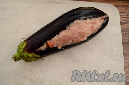 Посолить баклажан внутри, а затем наполнить его плотно фаршем.