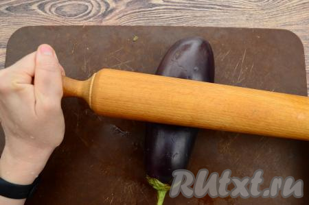 Я ещё дополнительно прокатываю по каждому баклажану скалкой, как бы прижимая баклажан несколько раз.