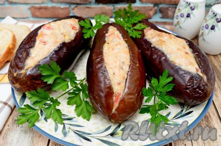 Готовые аппетитные, ароматные баклажаны горячими подать к столу.