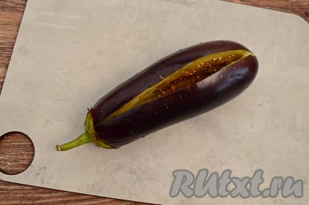 Каждый отбитый баклажан разрезать вдоль и раздвинуть немного разрез, сделав карман. Внутри хорошо отбитый баклажан будет полым, можно дополнительно руками прижать мякоть к кожуре, чтобы получилось больше места для начинки.