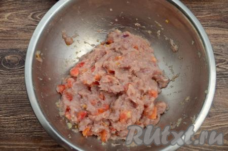 Посолить фарш по вкусу и хорошо перемешать.