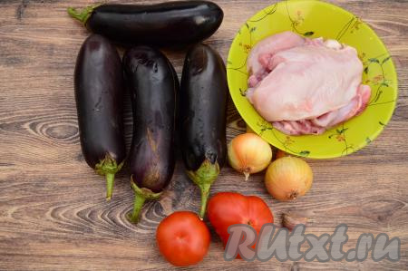 Подготовить продукты для приготовления битых баклажанов с фаршем в духовке. Баклажаны выбирайте целые, без повреждений и желательно одинакового размера. Мясной фарш можно взять и покупной, но я предпочитаю готовить фарш в домашних условиях, перекручивая кусочки мяса через мясорубку (в качестве мяса для этого блюда можно взять, например, свинину, курятину, индейку, говядину, можно использовать одновременно и несколько видов мяса). В этот раз я сделала фарш из филе куриной грудки и филе бедра, пропустив их через мясорубку.