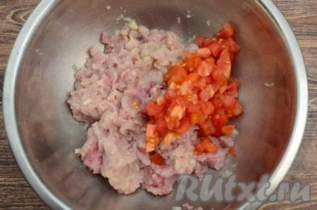Помидоры вымыть, по желанию, очистить от кожуры, нарезать на небольшие кубики и добавить в миску с фаршем.