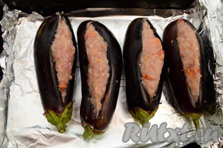 Противень застелить фольгой. Выложить на противень фаршированные баклажаны.