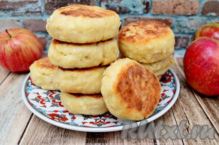 Готовые&nbsp;сырники с яблоками и корицей со сковороды выкладывать вначале на бумажные полотенца, чтобы убрать излишки масла, а затем перекладывать на тарелку и горячими или тёплыми подавать к столу.&nbsp;