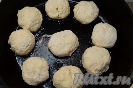 В сковороде хорошо разогреть растительное масло, выложить заготовки сырников, жарить на среднем огне по 3-4 минуты с каждой стороны.