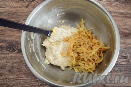 В миску с творожной массой добавить натёртое яблоко.