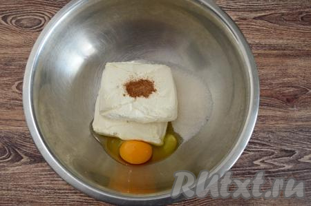 В глубокую миску выложить творог, всыпать корицу и сахар, вбить сырое яйцо. У меня было сладкое яблоко, поэтому я добавила 2 столовых ложки сахара. Если яблоко у вас кислое, тогда всыпьте в миску 3 столовых ложки сахара.