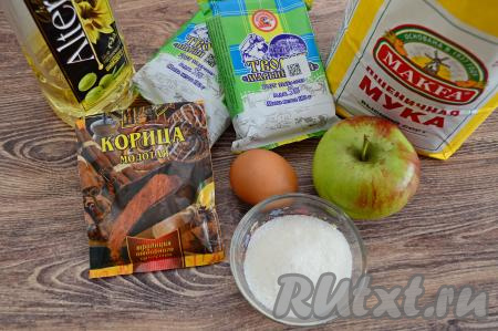 Подготовить продукты для приготовления сырников с яблоками и корицей. Творог желательно брать жирностью от 5%. Яблоко можно взять как сладкое, так и несладкое.