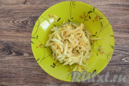 Яблоко очистить от кожуры, натереть на крупной тёрке, стараясь не задеть семенную коробочку. Я взяла среднее яблоко весом 160 грамм, из него получилось 120 грамм натёртого яблока.