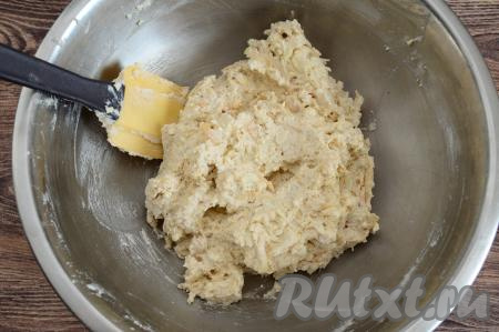 Потом подсыпать по половине столовой ложки муки и вмешивать её в тесто. Итоговое тесто для сырников должно напоминать комковатую, липкую массу, но при этом держащую форму, если слегка сжать её в ладони. Как только добились такой консистенции теста, значит не нужно больше добавлять муку, так как излишки муки делают сырники менее вкусными. Я советую добавлять муку в творожно-яблочное тесто постепенно, постоянно контролируя консистенцию замешиваемого теста. Количество муки, которое придётся добавить, во многом зависит от сочности яблока, размера яйца, влажности творога.