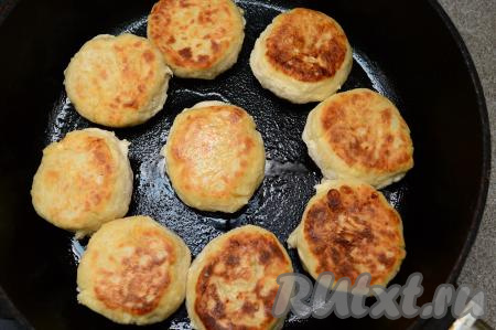Сырники должны хорошо подрумяниться.