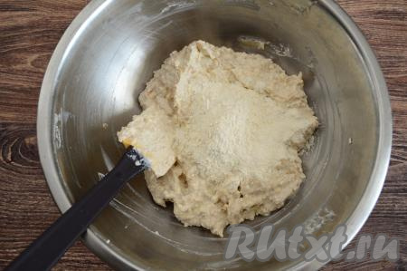 Затем всыпать 2 столовых ложки муки, вмешать лопаткой в творожно-яблочное тесто.