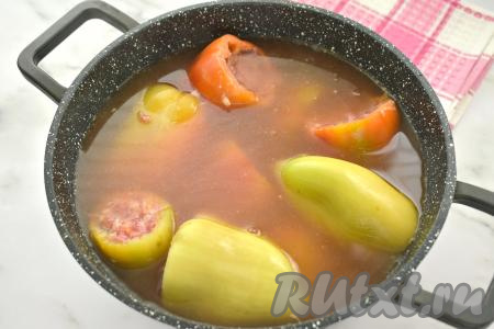 В отдельной ёмкости соединяем томатный соус и 1 литр воды, немного солим, тщательно перемешиваем. Получившийся томатный соус вливаем в кастрюлю с фаршированными болгарскими перцами. Соус должен практически полностью покрывать перцы, если нужно, добавьте ещё немного воды, подсолив, если необходимо, её по вкусу.&nbsp;