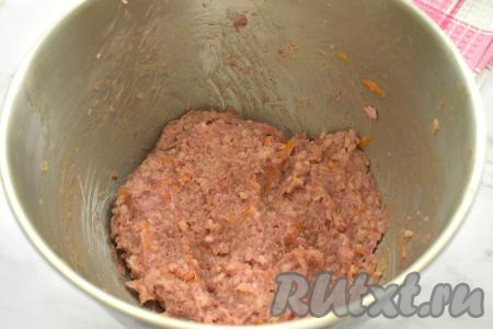 Тщательно перемешиваем и начинка для фаршировки перцев готова.