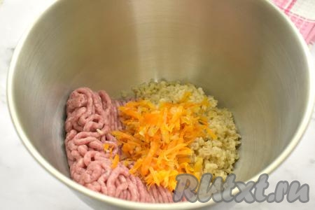 Для наполнения перцев можно взять фарш из любого мяса. Подойдёт как покупной фарш, так и фарш, приготовленный в домашних условиях из мяса, пропущенного через мясорубку (у меня - фарш&nbsp;из свинины и говядины). В глубокую миску выкладываем мясной фарш, добавляем остывший варёный булгур, обжаренные лук с морковкой. По вкусу солим, перчим.