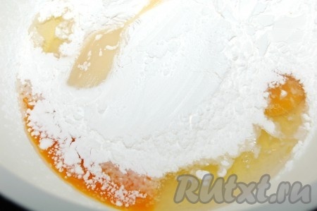 В миске смешать сгущенное молоко, яйца, крахмал, соль и соду. 