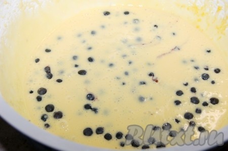 Аккуратно подмешать чернику.