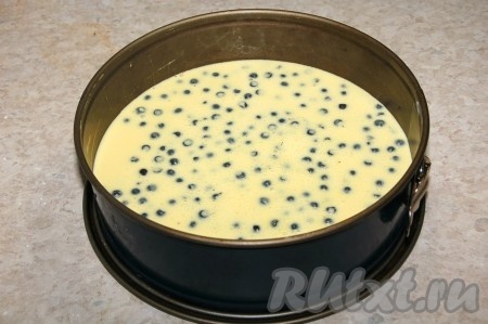 В форме смазать дно сливочным маслом или положить бумагу для выпечки, вырезанную по размеру дна. Переложить тесто в форму и отправить пирог из сгущенки в заранее нагретую до 200 градусов духовку. Печь 45 минут.