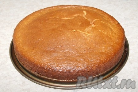 Дать остыть пирогу из сгущенного молока прямо в форме. Затем вынуть пирог из формы.