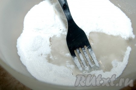 Для приготовления глазури просеять сахарную пудру через сито в миску и добавить воду, взбивая вилкой. Воду добавлять постепенно, не торопясь, чтобы не перелить. Когда получится глазурь нужной густоты, прекратить добавлять воду. Глазурь готова.