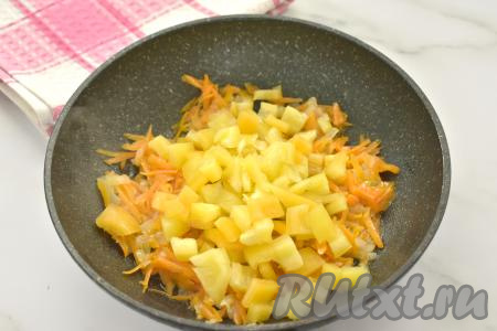 Затем к морковке, обжаренной с луком, выкладываем болгарский перец, нарезанный на маленькие кубики, перемешиваем. Обжариваем овощи, периодически перемешивая, 3-4 минуты (морковка и перец должны стать достаточно мягкими). Если готовите щи без добавления болгарского перца, тогда пропустите этот этап и просто обжарьте лук с морковкой до мягкости моркови.