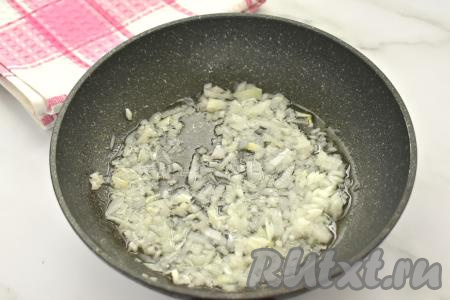 Пока в бульоне из индейки варятся капуста с картофелем, займёмся обжариванием овощей. Вливаем в сковороду растительное масло, прогреваем его, добавляем мелко нарезанный лук. Обжариваем лук на среднем огне до прозрачности (минуты 3-4), время от времени помешивая.