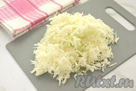 Пока закипаем бульон, вымытую капусту нарезаем на тонкие полоски.