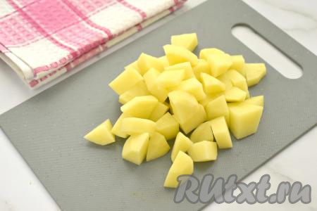 Картофель нарезаем на небольшие кубики. В кастрюлю с закипевшим бульоном выкладываем картошку и капусту, доводим до кипения, уменьшаем огонь, варим 20 минут.