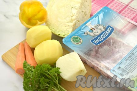 Подготовим продукты для приготовления щей с индейкой и свежей капустой. Для варки бульона можно взять любую часть индейки, в том числе - на кости. Очищаем лук, морковь и картошку. Очищенный картофель кладём в миску, заливаем полностью водой, чтобы он не потемнел. Болгарский перец очищаем от плодоножки с семечками, промываем водой.