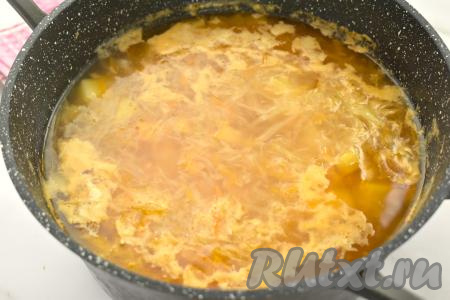 После того как картошка с капустой проварятся с момента закипания бульона 20 минут (овощи должны стать достаточно мягкими), добавляем к ним тушёные овощи со сковороды, перемешиваем, доводим до кипения, если нужно, досаливаем щи из индейки. Уменьшаем огонь, варим 5-7 минут. В конце щи по вкусу перчим, доводим до кипения, убираем с огня.