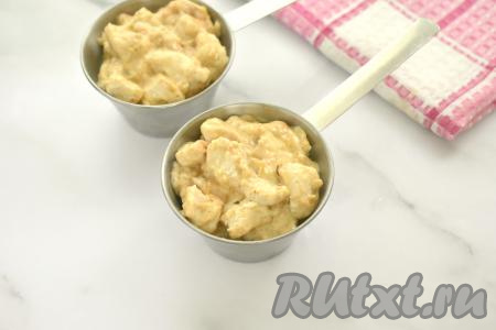 Формочки для приготовления жульена смазываем маслом. Раскладываем по формочкам кусочки филе курицы, вместе с соусом из сливок, в котором тушилось мясо.