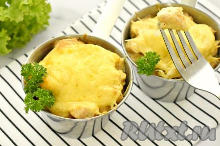 Вкусный, аппетитный, нежный жульен, приготовленный с курицей и сливками, достаём из духовки и горячим подаём к столу. Несмотря на то, что блюдо приготовлено без добавления грибов, оно получается достаточно сытным, советую попробовать!