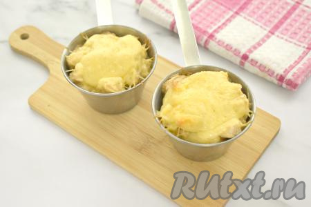 Отправляем формочки в духовку, разогретую до 180 градусов, на 10 минут. Сыр расплавится за это время, образуя приятную корочку на жульене.