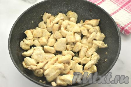 Обжариваем мясо с луком на огне выше среднего в течение 7-8 минут, периодически перемешивая.