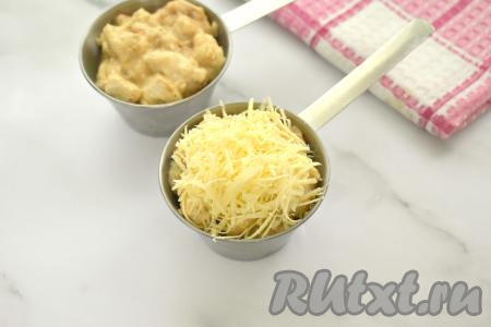 В формочки поверх мяса равномерно раскладываем сыр, натёртый на крупной тёрке.