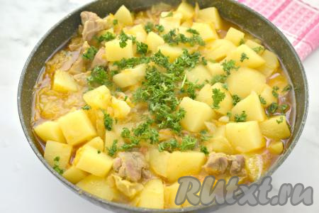 Даём жидкости в сковороде закипеть, уменьшаем огонь до минимума. Накрываем сковороду крышкой, тушим индейку с картошкой и капустой минут 25-30 (до мягкости картофеля). Готовое блюдо, по желанию, посыпаем нарезанной свежей зеленью, перемешиваем, убираем с огня.