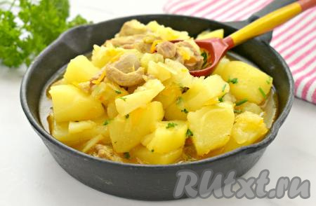 Нежные кусочки индейки вместе с тушёными картошкой и капустой раскладываем по тарелкам и подаём насыщенное, вкусное блюдо в горячем виде к столу.