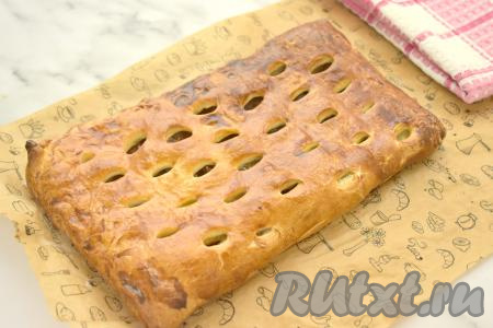 Противень с пирогом с яблочным вареньем отправляем в духовку, разогретую до 200 градусов, выпекаем минут 20-25 (до приятного зарумянивания слоёного теста).