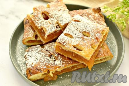 Достаём противень с готовой выпечкой из духовки, даём немного остыть. Перед подачей, по желанию, присыпаем сахарной пудрой. Пирог из нежного слоёного теста, приготовленный с ароматной, в меру сочной начинкой из яблочного варенья, нарезаем на кусочки и подаём наивкуснейшую, аппетитную выпечку к чаю.&nbsp;&nbsp;