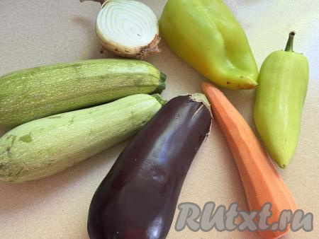 Подготовить продукты для приготовления овощного рагу с баклажанами, кабачками и перцем в мультиварке. Лук и морковь почистить. 