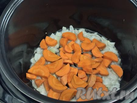 К обжаренному луку добавить морковку, перемешать овощи, обжаривать до окончания программа "Жарка", иногда помешивая.&nbsp;