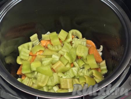 После окончания программа "Жарка" в чашу мультиварки выложить нарезанный перец.&nbsp;