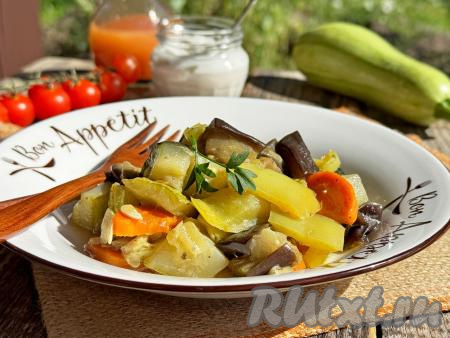 После звукового сигнала мультиварки сочное, вкусное, аппетитное овощное рагу, приготовленное с баклажанами, кабачками и перцем,&nbsp;разложить по тарелкам и в горячем виде подать к столу. Эти тушёные овощи станут и отличным гарниром, и прекрасным основным блюдом. Я очень люблю при подаче дополнять это рагу сметаной.&nbsp;