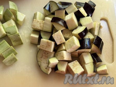 Баклажаны вымыть, обрезать кончики с двух сторон. Нарезать баклажаны на кубики такого же размера, как нарезаны кабачки.&nbsp;