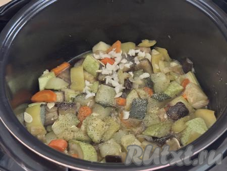 За 5 минут до окончания режима "Тушение" открыть крышку мультиварки, в овощное рагу добавить очищенный и мелко нарезанный чеснок, перемешать. Закрыть крышку мультиварки и готовить до звукового сигнала.