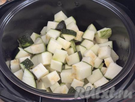 Следом выложить кабачки.