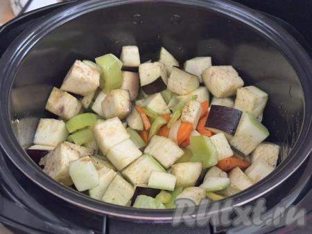 Перемешать овощи со специями и солью. Выставить режим "Тушение" и время 45 минут. Закрыть крышку мультиварки. В процессе приготовления баклажаны и кабачки выделят сок, поэтому овощное рагу будет томиться в собственном соку.